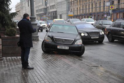 Москва.    Автомобильное движение на Тверской улице.