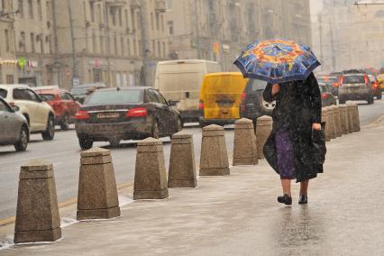 Москва.   Женщина с зонтом  во время снегопада.