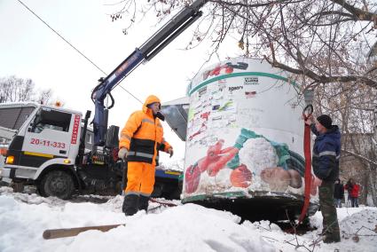 Екатеринбург. Рабочие грузят незаконно установленный киоск во время совместного рейда администрации Екатеринбурга и полиции по пресечению незаконной торговли.