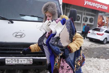 Екатеринбург. Подавщица одежды собирает свой товар во время совместного рейда администрации Екатеринбурга и полиции по пресечению незаконной торговли.