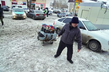 Екатеринбург. Торговец увозит тележку с товаром во время совместного рейда администрации Екатеринбурга и полиции по пресечению незаконной торговли.