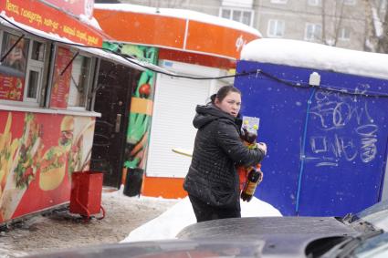 Екатеринбург. Продавщица уносит товар во время совместного рейда администрации Екатеринбурга и полиции по пресечению незаконной торговли.