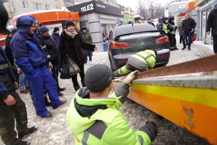 Екатеринбург. Эвакуация неправильно припаркованного автомобиля, мешающего проведению совместного рейда администрации Екатеринбурга и полиции по пресечению незаконной торговли.