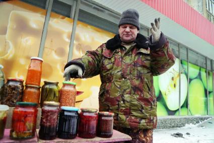 Екатеринбург. Торговец собирает свой товар во время совместного рейда администрации Екатеринбурга и полиции по пресечению незаконной торговли.