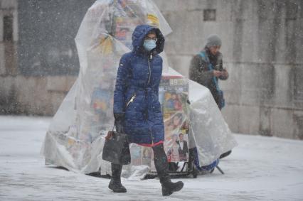 Москва. Женщина в медицинской маске на одной из улиц города.