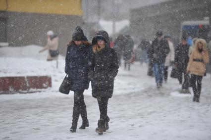 Москва. Прохожие во время снегопада.