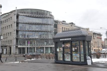 Москва. Киоск нового образца `Мороженое` у станции метро `Баррикадная`.