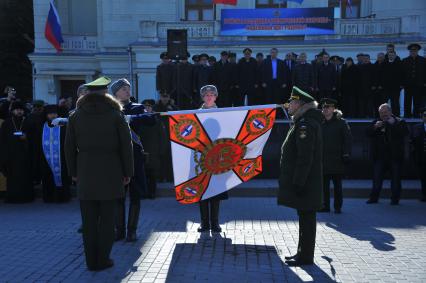 Евпатория. Церемония вручения Боевого знамени 40-му отдельному командно-измерительному комплексу войск воздушно-космической обороны на центральной площади.