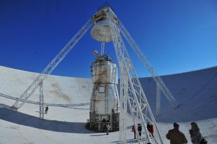 Евпатория. Радиотелескоп П-2500 (РТ-70) на площадке 40-го отдельного командно-измерительного комплекса Воздушно-космических сил РФ.