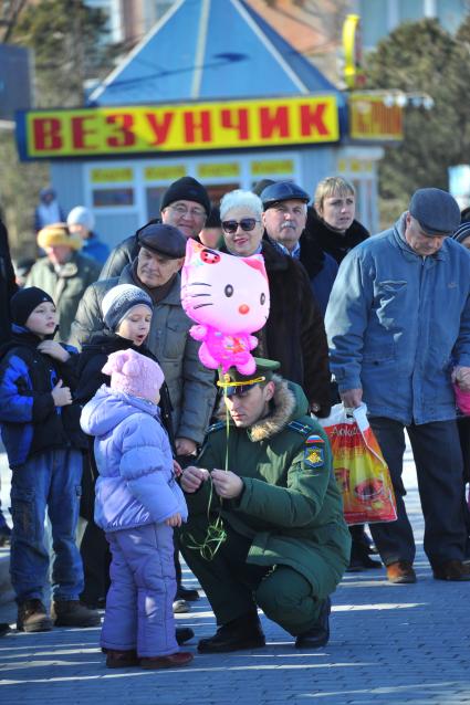 Евпатория. Военнослужащий с детьми на церемонии вручения Боевого знамени 40-му отдельному командно-измерительному комплексу войск воздушно-космической обороны на центральной площади.