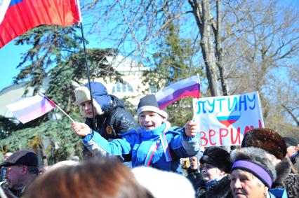 Евпатория. Церемония вручения Боевого знамени 40-му отдельному командно-измерительному комплексу войск воздушно-космической обороны на центральной площади.