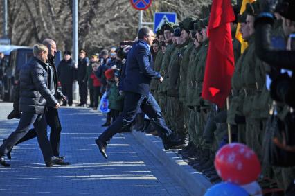 Евпатория. Глава Республики Крым Сергей Аксенов (справа) на церемонии вручения Боевого знамени 40-му отдельному командно-измерительному комплексу войск воздушно-космической обороны на центральной площади.