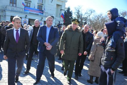 Евпатория. Глава Республики Крым Сергей Аксенов (в центре) и командующий войск воздушно-космической обороны (ВКО) РФ Александр Головко (справа) после церемонии вручения Боевого знамени 40-му отдельному командно-измерительному комплексу войск воздушно-космической обороны на центральной площади.