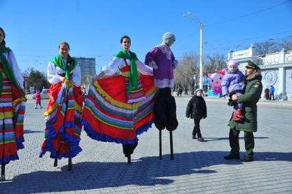 Евпатория. Ходулисты в национальных костюмах.