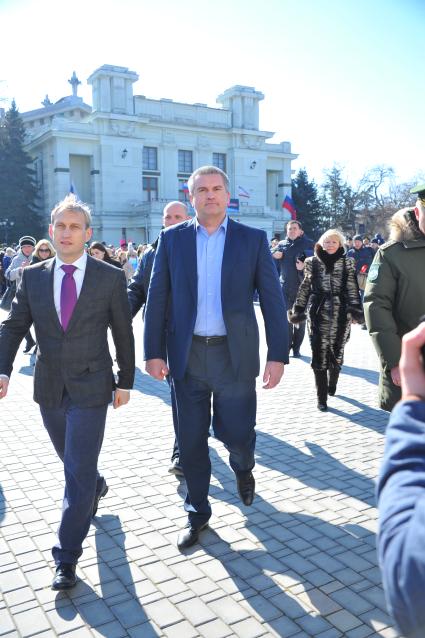 Евпатория. Глава Республики Крым Сергей Аксенов (справа) после церемонии вручения Боевого знамени 40-му отдельному командно-измерительному комплексу войск воздушно-космической обороны на центральной площади.