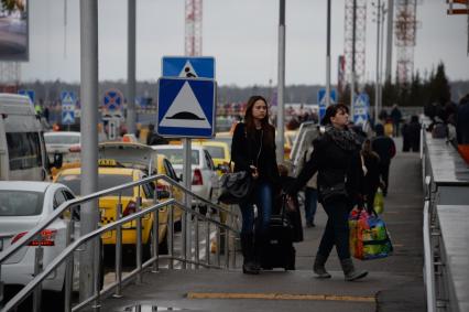 Московская область. Девушки с багажом в аэропорту Домодедово.