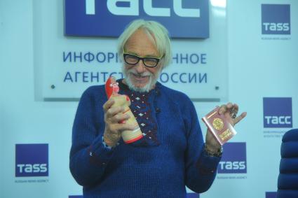 Москва. Французский актер и режиссер Пьер Ришар на пресс-конференции, посвященной премьере моноспектакля `Пьер Ричард III` в Большом концертном зале `Космос`.