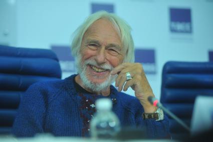 Москва. Французский актер и режиссер Пьер Ришар на пресс-конференции, посвященной премьере моноспектакля `Пьер Ричард III` в Большом концертном зале `Космос`.