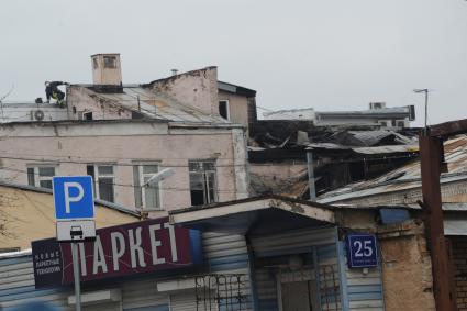 Москва.  Последствия пожара в производственном здании швейного цеха на улице Стромынка.