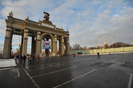 Москва.   Центральный  вход на  ВДНХ.