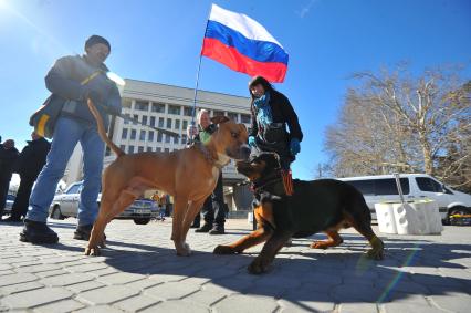 Симферополь. Провозглашение независимости Республики Крым и включение в состав России. Люди с российским флагом у здания Верховного Совета.