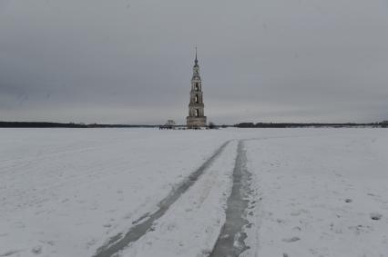 Тверская область, г. Калязин.    Вид на колокольню Никольского собора, расположенную на искусственном острове Угличского водохранилища.