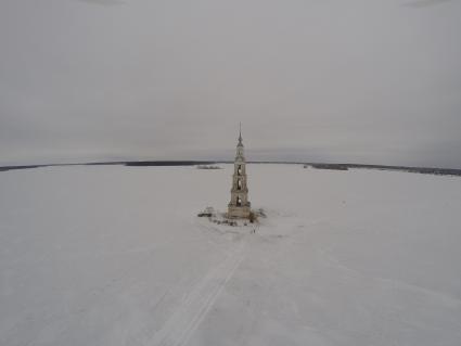 Тверская область, г. Калязин.    Вид на колокольню Никольского собора, расположенную на искусственном острове Угличского водохранилища.