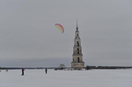 Тверская область, г. Калязин.    Вид на колокольню Никольского собора, расположенную на искусственном острове Угличского водохранилища.