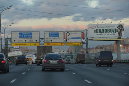 Москва.   Автомобильное движение на Московской кольцевой автодороге (МКАД) .