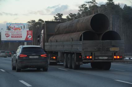 Москва.   Автомобильное движение на Московской кольцевой автодороге (МКАД).