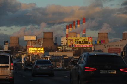 Москва.   Автомобильное движение на Московской кольцевой автодороге (МКАД) в районе Капотни.