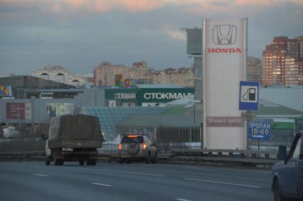 Москва.   Автомобильное движение на Московской кольцевой автодороге (МКАД).