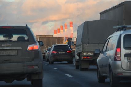 Москва.   Автомобильное движение на Московской кольцевой автодороге (МКАД) в районе Капотни.