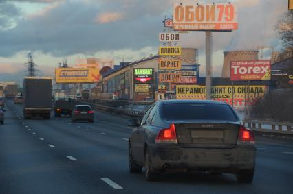 Москва.   Автомобильное движение на Московской кольцевой автодороге (МКАД) .