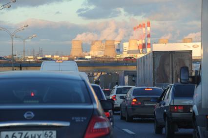 Москва.   Автомобильное движение на Московской кольцевой автодороге (МКАД) в районе Капотни.