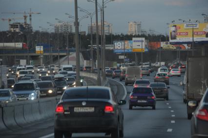 Москва.   Автомобильное движение на Московской кольцевой автодороге (МКАД).