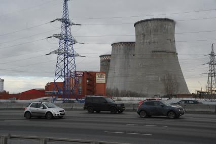 Москва.   Автомобильное движение на Московской кольцевой автодороге (МКАД) в районе Капотни.