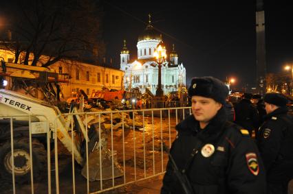 Москва. Во время сноса торговых павильонов, признанных самостроем, у станции метро `Кропоткинская`.