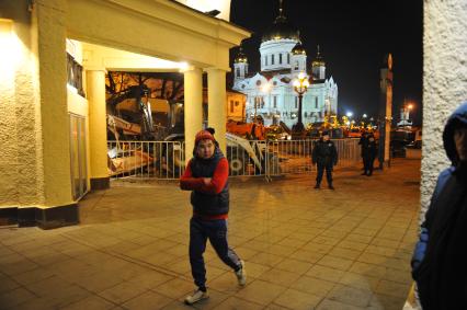 Москва. Во время сноса торговых павильонов, признанных самостроем, у станции метро `Кропоткинская`.