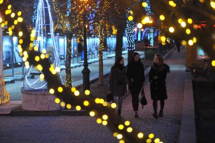 Москва. Девушки прогуливаются по скверу.