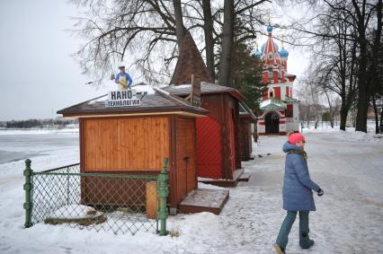 Ярославская область, г. Углич. Девушка у церкви Дмитрия на крови.