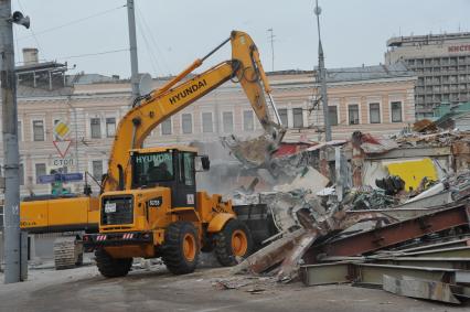 Москва. Во время сноса торговых павильонов, признанных самостроем, у станции метро `Сухаревская`.