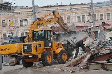 Москва. Во время сноса торговых павильонов, признанных самостроем, у станции метро `Сухаревская`.