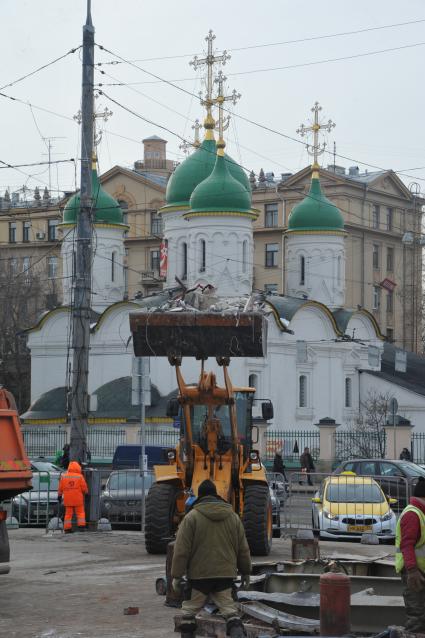 Москва. Во время сноса торговых павильонов, признанных самостроем, у станции метро `Сухаревская`.