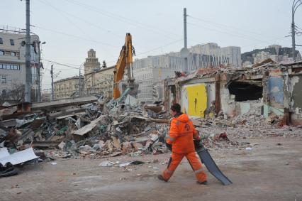 Москва. Во время сноса торговых павильонов, признанных самостроем, у станции метро `Сухаревская`.