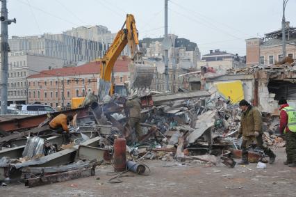 Москва. Во время сноса торговых павильонов, признанных самостроем, у станции метро `Сухаревская`.