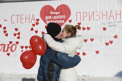 Канун Дня Святого Валентина в Барнауле. Влюбленная пара целуется у стены признаний.