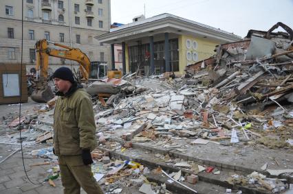 Москва. У входа на станцию метро `Чистые пруды`, где проводится снос торговых павильонов, признанных самостроем.