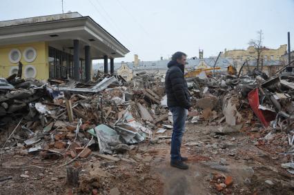 Москва. У входа на станцию метро `Чистые пруды`, где проводится снос торговых павильонов, признанных самостроем.