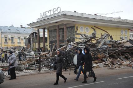 Москва. У входа на станцию метро `Чистые пруды`, где проводится снос торговых павильонов, признанных самостроем.